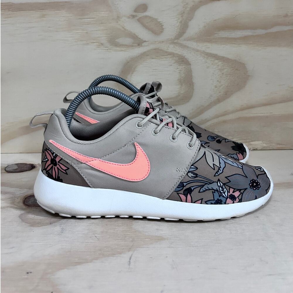 Nike - Roshe One Tropical Floral - Athletic - Beige - Women's - 8 - 749986-281